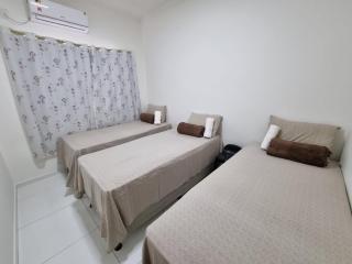 Apto no pavimento superior com 2 quartos (ambos com ar)com vista para o mar e internet privada 300MBPS. a aproximadamente 900m da praia de Taperapuã (Axé Moi), Residencial Vista Bela condomínio com piscina e área gourmet. - Porto Seguro - 1