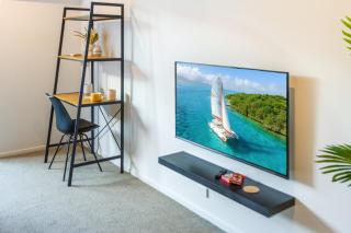 City Lights Retreat with Carpark 2 Bed 2 Bath - Christchurch - 3