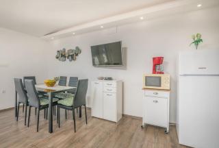 Nice apartment with balcony very close to the sea - Klimno - 8