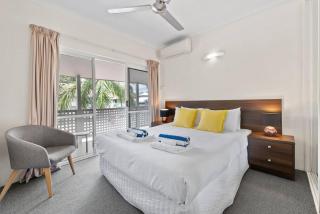 Reef Resort, Lagoon Pool Scooters, Bar 1R - Port Douglas - 4