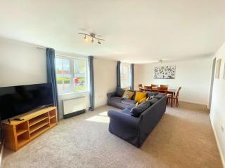 Spacious 3-Bedroom Ground Floor Flat with Free Parking in Central Location - 2