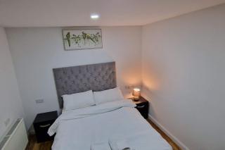 1 Bedroom Studio - Eltham - 3