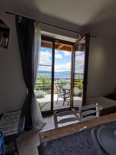 Apartmán s terasou a výhledem na jezero Lipno - 0