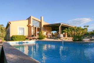 Hill-top haven with private pool and endless views - 0