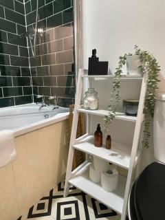 Hoole House- Recently decorated, bright and modern 2 bedroom house, close to Chester train station and the City Centre - 3