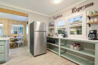 Beautiful Beach House 2 Minute Walk to Sandy Beaches Quiet Area - 4