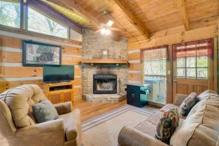 Covered Deck and Hot Tub Cozy Gatlinburg Cabin - Gatlinburg - 8