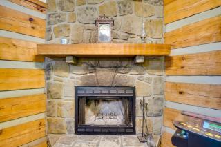 Covered Deck and Hot Tub Cozy Gatlinburg Cabin - Gatlinburg - 5