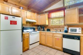 Covered Deck and Hot Tub Cozy Gatlinburg Cabin - Gatlinburg - 1