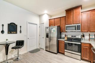 Brandon Duplex with Screened-In Porch and Pool Table! - Brandon - 3