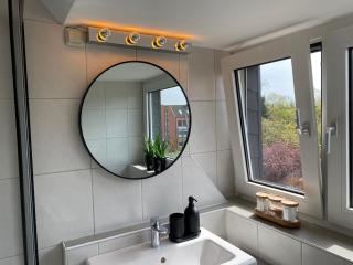 BOSTEL 1 - Modernes Dachgeschoss-Studio in Duisburg Meiderich, 4,7 km Hbf, U-Bahn 250m, Flughafen Düsseldorf 28 km, Landschaftspark 2,9 km, 5 Gehminuten von Herzklinik entfernt - Duisburgo - 4