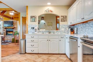 Pet-Friendly Canyon Lake Cabin, 1 Mi to Water! - Canyon Lake - 2