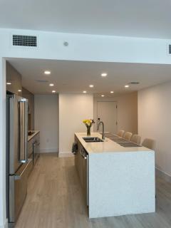 Spacious 2 Bedroom, 2 Bathroom condo with heated outdoor pool and jacuzzi! - North Miami Beach - 2