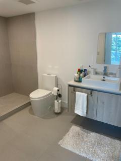 Spacious 2 Bedroom, 2 Bathroom condo with heated outdoor pool and jacuzzi! - North Miami Beach - 3