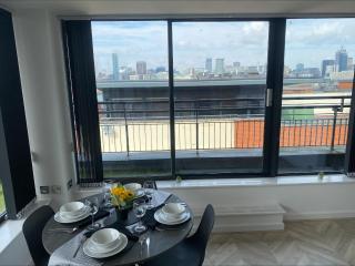 Penthouse - Amazing City Skyline Views - Free Parking - Balcony - Utilita Arena - New St Station - Bullring Shopping - 1