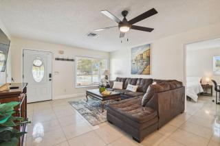 Home Near Weeki Wachee, King Bed, Huge Backyard - 2