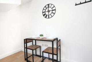 Central Buckingham Apartment #1 with Free Parking, Pool Table, Fast Wifi and Smart TV with Netflix by Yoko Property - 5