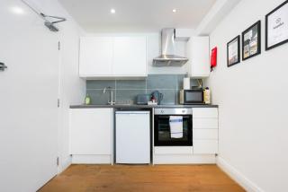 Central Buckingham Apartment #1 with Free Parking, Pool Table, Fast Wifi and Smart TV with Netflix by Yoko Property - 4