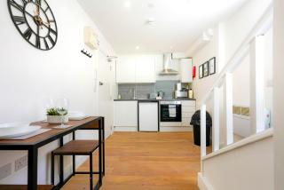 Central Buckingham Apartment #1 with Free Parking, Pool Table, Fast Wifi and Smart TV with Netflix by Yoko Property - Buckingham - 6