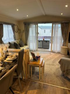 Beautiful Spacious Holiday Home - Romney Sands - 1