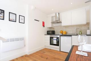 Central Buckingham Apartment #4 with Free Parking, Pool Table, Fast Wifi and Smart TV with Netflix by Yoko Property - 6