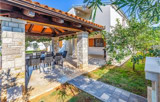 Awesome Apartment In Medulin With Wifi - Medulin - 2