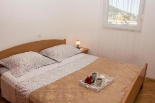 Apartments with parking space Omis - 21050 - 2