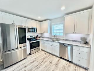 302 Queen Suite, 3rd Floor Low Tide - Surf City - 1