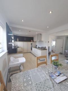 Amazing Beach House, Sleeps 8, Pet Friendly - Trearddur - 8