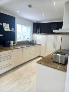 Amazing Beach House, Sleeps 8, Pet Friendly - Trearddur - 7