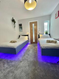 Cloud9 Guest House - by Coastline Retreats - Newly Renovated, Beautiful Ensuite Rooms Near Seafront in Town Centre, Netflix, SuperFast WiFi, Communal Kitchen - 4