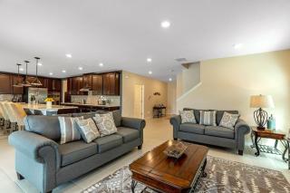 #490-Modern home with private pool with spa and close to attractions - 6