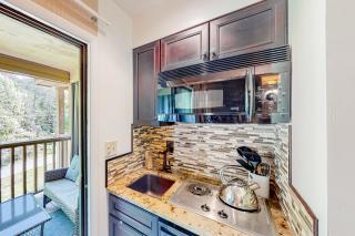 Apple Valley Treetop Villa - 4