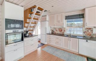 Lovely Home In Hällekis With Wifi - 3