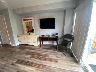 2 bedroom with 2 ensuites Unit in Richmond Hill - 4