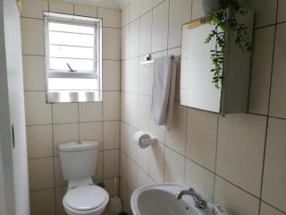 Rondebosch East Garlandale STRICTLY HALAAL, fresh garden cottage - 3
