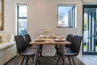 King bed on Hagley Park corner in the CBD - 6