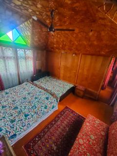 Houseboat Young Manhattan - Srinagar - 5