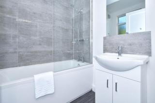 Lily House by YourStays - Cosy 3 Bedroom House in Crewe - 5