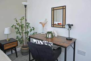 Lily House by YourStays - Cosy 3 Bedroom House in Crewe - 7