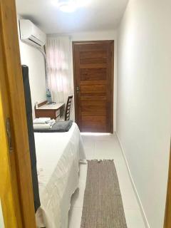 Quarto c/ Banheiro próximo a Praia da Barra da Tijuca - Rio de Janeiro - 1