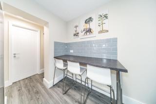 RYAN AIR I BNB - Huge 4 Bedroom House with Free Parking - 4