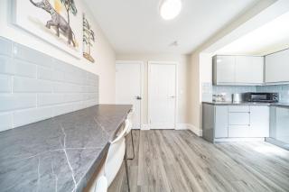 RYAN AIR I BNB - Huge 4 Bedroom House with Free Parking - Liverpool - 6