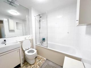 2-Bed Apartment Near ExCeL - Free Parking & WiFi - Ideal for Families, Business & Leisure - 5