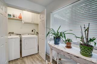 Kingwood Cottage - 10 mins from IAH - Lake Front - Humble - 1