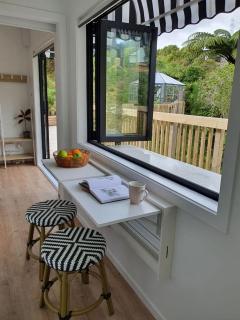 Tiny house with greenhouse dining - Lower Hutt - 6