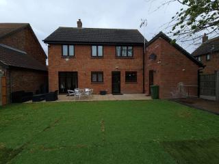 London Luxury 6 Bedroom Family House Sleeps 12 people Parking for 4 Cars Close to tube. - Chigwell - 1