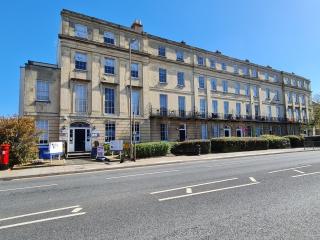 Margaret's Quattro by Fortuna Property - Cheltenham - 2