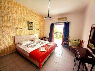 HOLIDAYS STUDIOS & APARTMENTS - 9