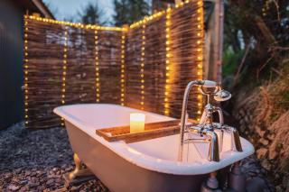 Luxury Glamping Cabin with Outdoor Bath on Cornish Meadow - 7